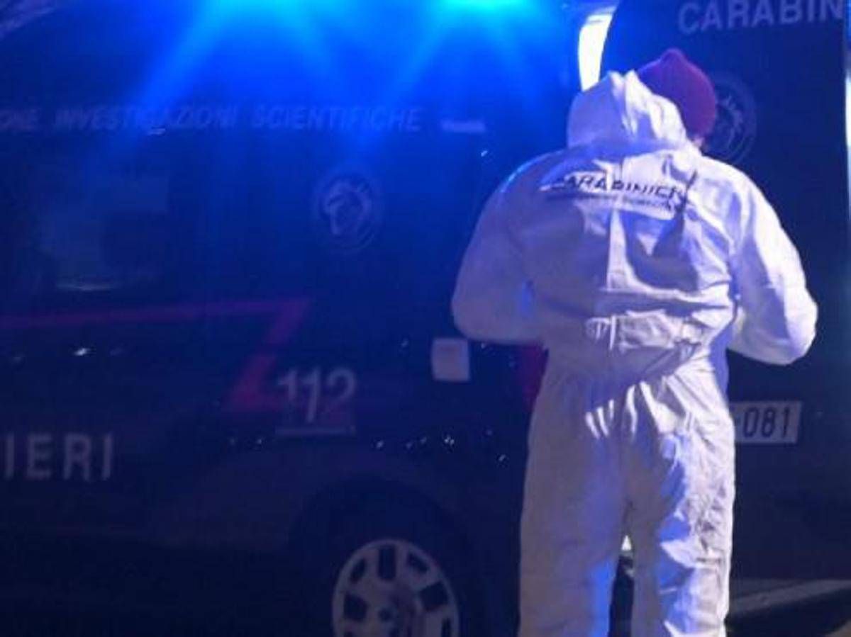 Accoltellato e dato alle fiamme, 53enne trovato morto in un parco
