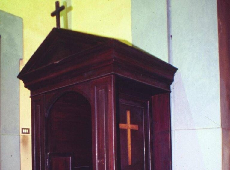 Allarme esorcisti: “Dalle feci al sesso in chiesa, non c’è più limite al sacrilegio”