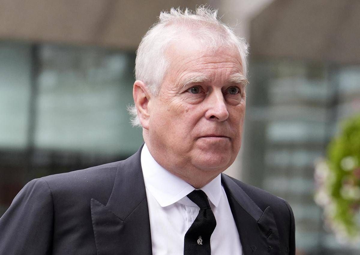 Andrew Mountbatten-Windsor nei file Epstein: nuova foto sdraiato su donne e con Maxwell