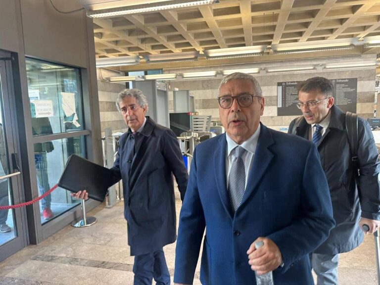 Appalti pilotati in Sicilia, interrogato Cuffaro: niente risposte al gip ma dichiarazioni spontanee