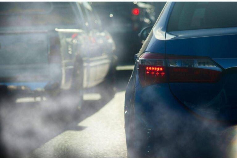 Auto, l’Ue rivede gli obiettivi: salta lo stop ai motori termici dal 2035
