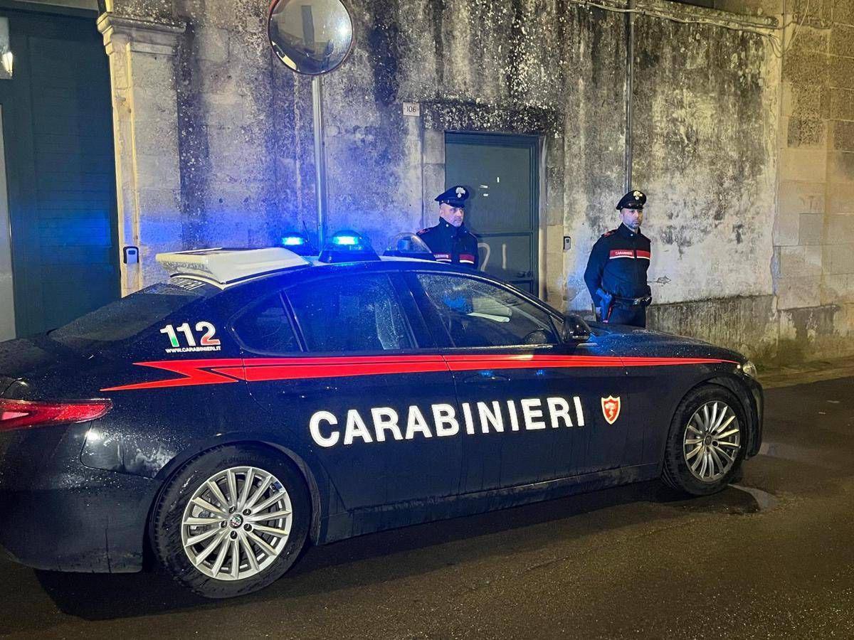 Bimbo di 8 anni trovato morto in casa, corpo della madre in mare: l’allarme del padre
