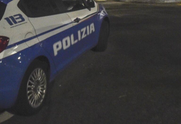 Bologna, capotreno ucciso a coltellate vicino alla stazione