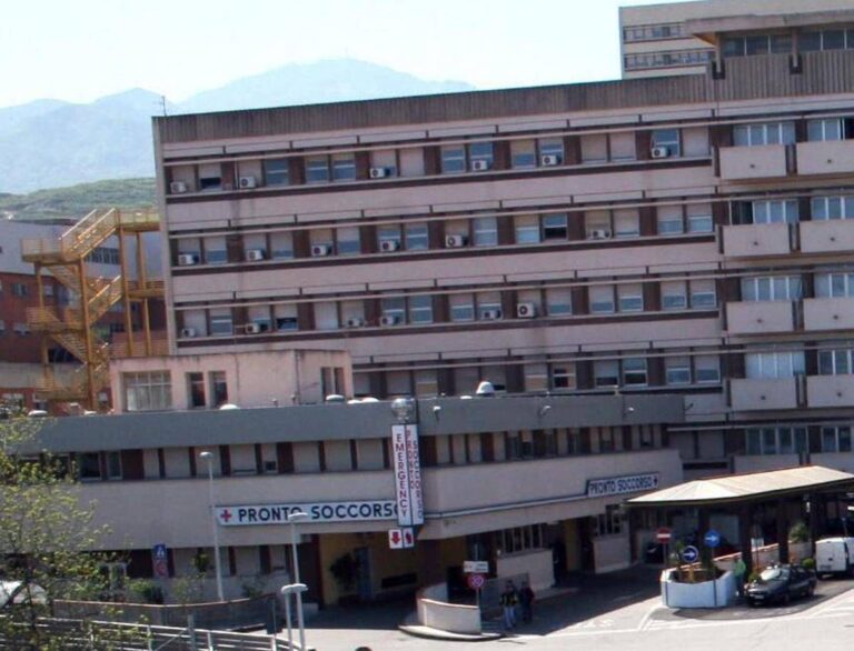 Corno di una capra gli perfora occhio e cranio, uomo salvato a Messina