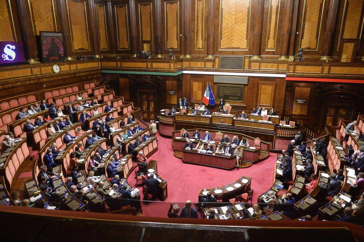 Ddl anti-stupro, battuta d’arresto al Senato e bufera opposizioni: “Smentito patto Meloni-Schlein”