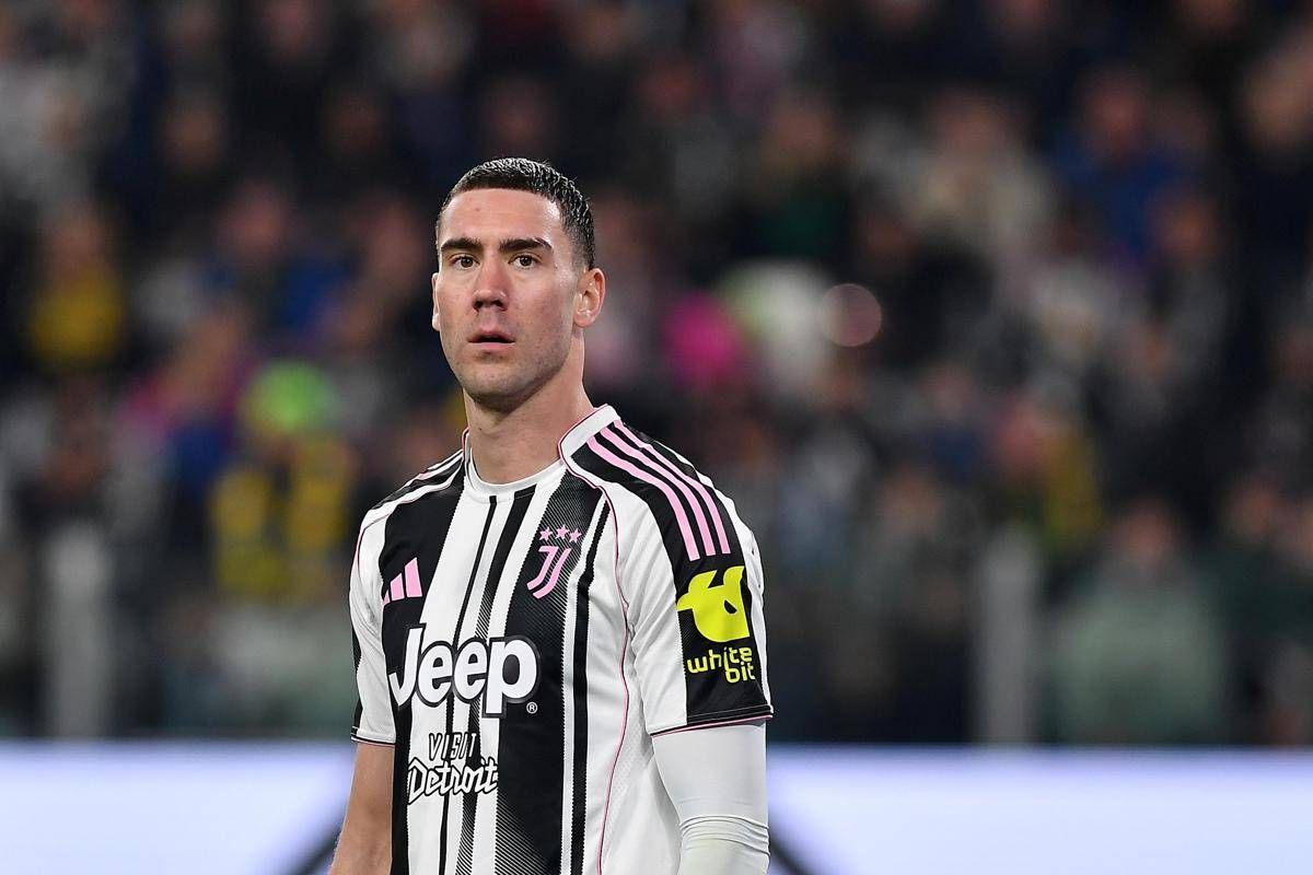 Fiorentina-Juve, cori discriminatori contro Vlahovic e partita a rischio sospensione. Cos’è successo
