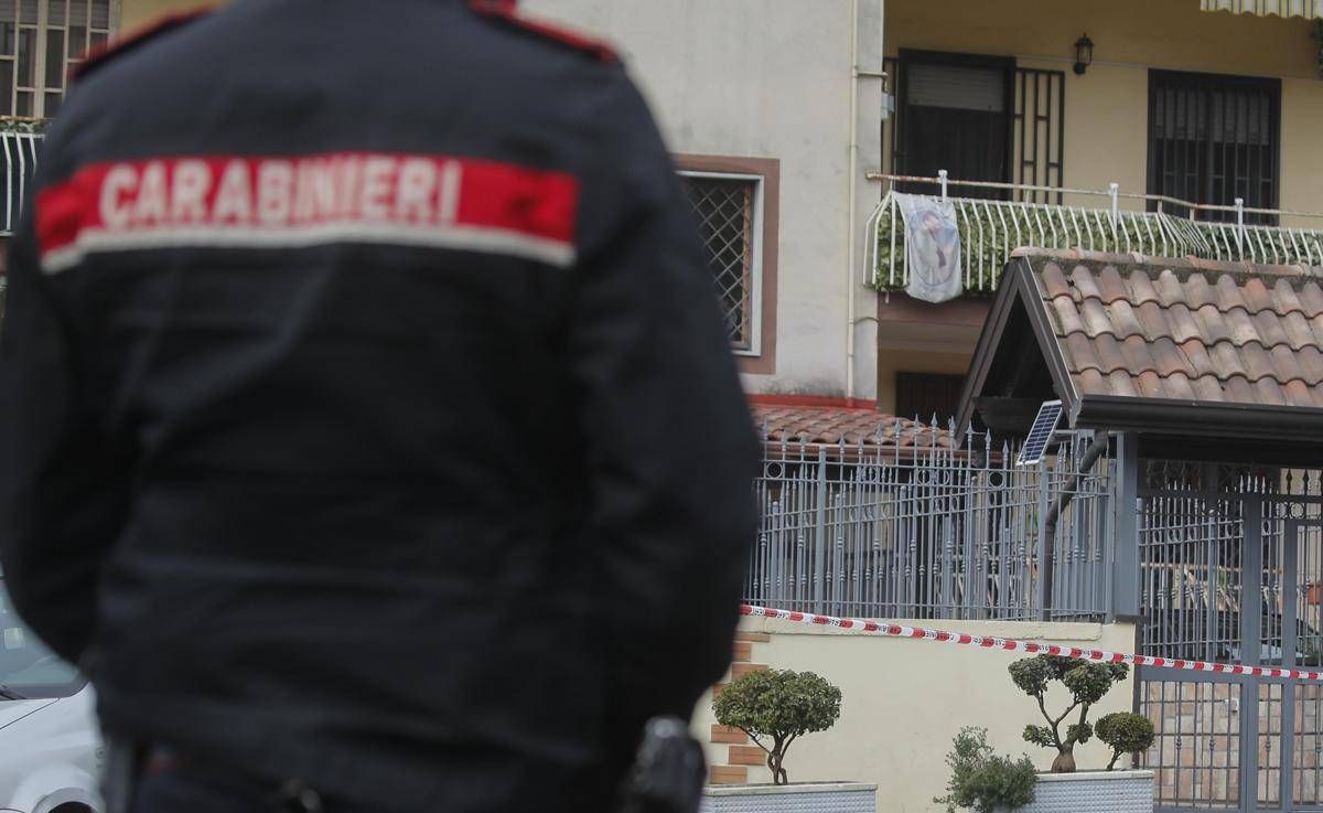 Firenze, coniugi trovati morti in casa con ferite d’arma da taglio: ipotesi omicidio-suicidio