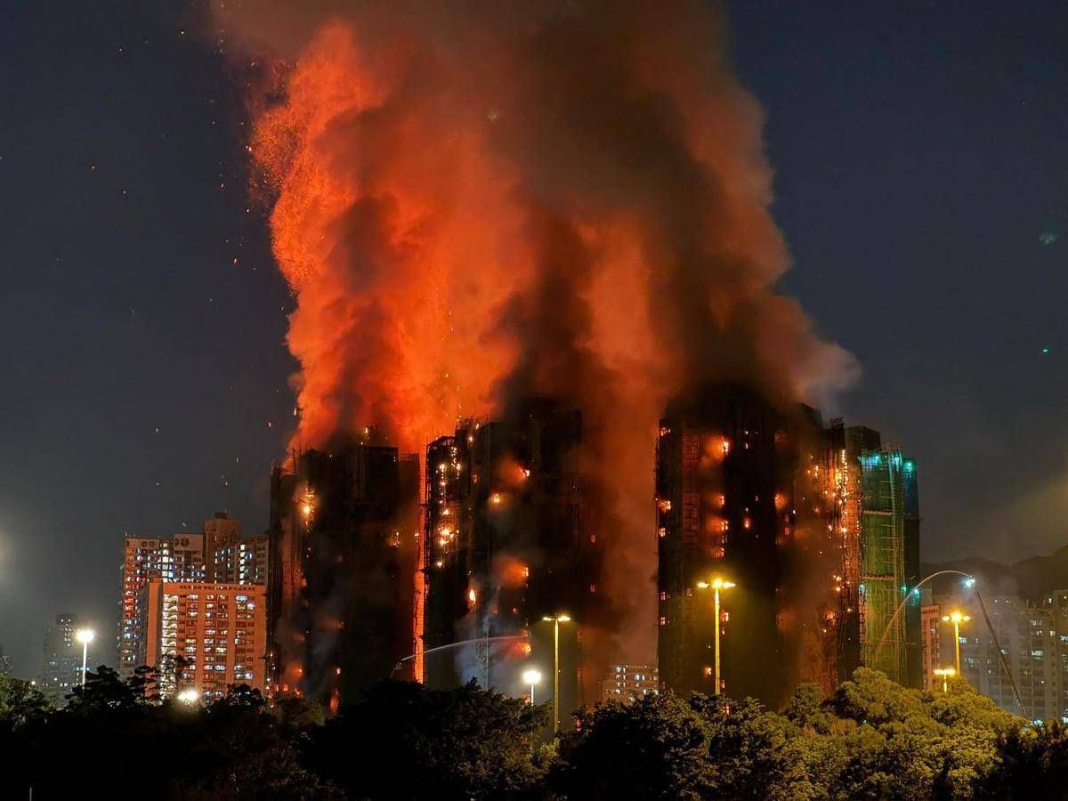 Hong Kong, maxi incendio in un complesso residenziale: almeno 12 morti