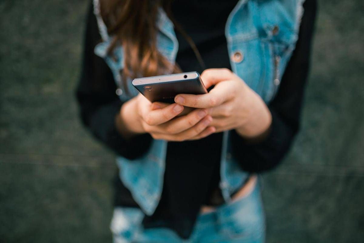 Lo smartphone rallenta il cervello, controllare troppe volte il cellulare fa male: gli studi