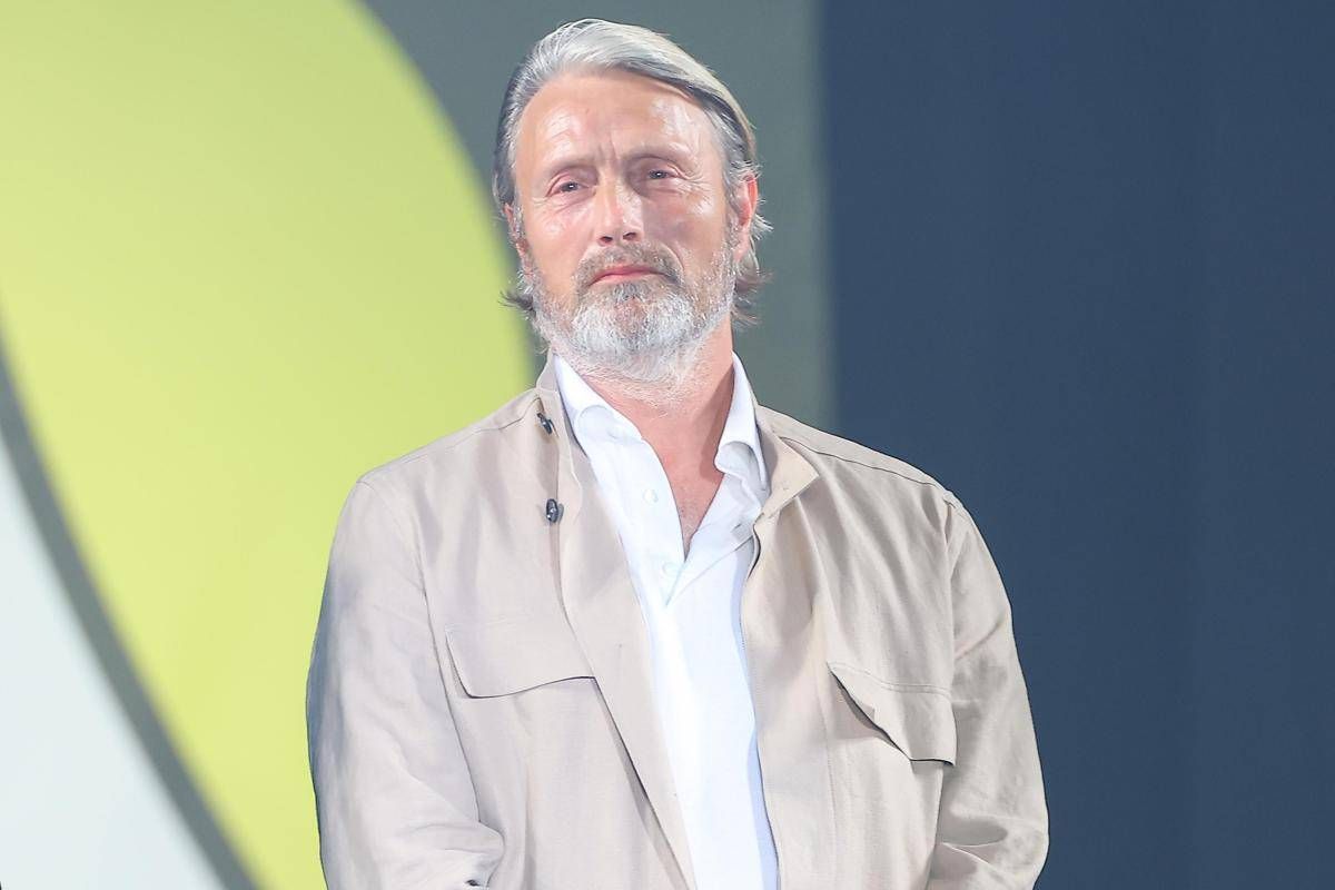 Mads Mikkelsen compie 60 anni, l’attore danese che ha conquistato Hollywood