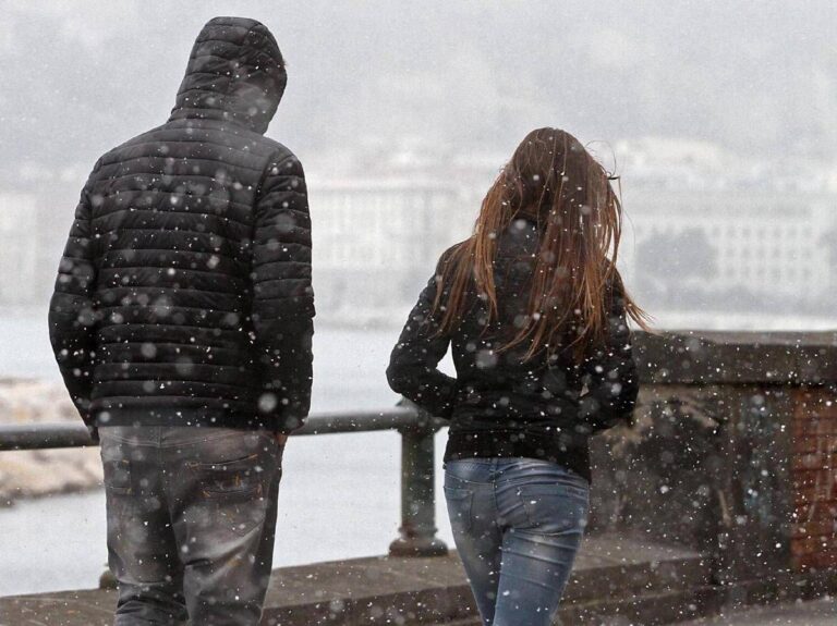 Meteo, arriva la prima irruzione polare: neve fino a bassa quota