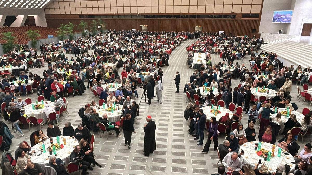 Papa a tavola coi poveri, appello ai governi: “Ascoltate il loro grido”