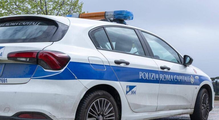 Ricoverato dopo inseguimento con polizia, muore al San Filippo Neri: parenti assaltano auto davanti ospedale