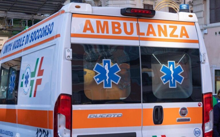 Scontro sulla statale 106 in provincia di Cosenza, due morti