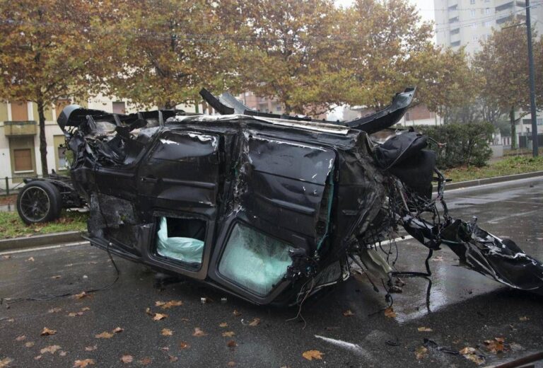 Scontro tra due auto a Milano: morto 20enne, quattro i feriti