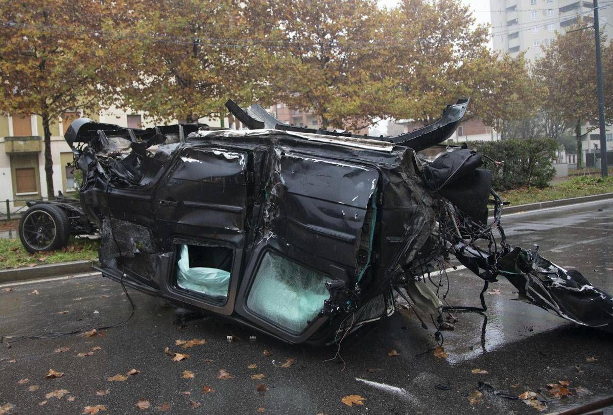 Scontro tra due auto a Milano: morto 20enne, quattro i feriti