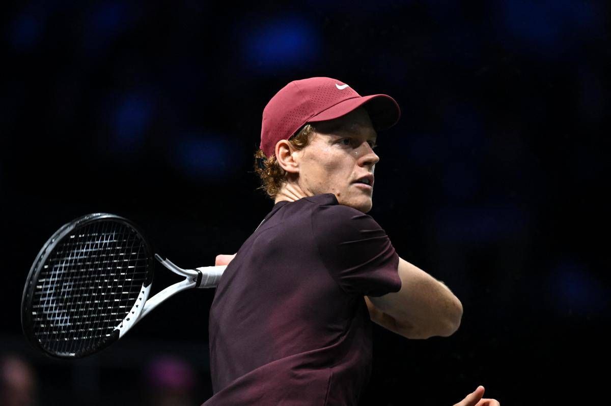 Sinner travolge Zverev 6-0, 6-1. Domani finale a Parigi per tornare numero 1 – Rivivi il match
