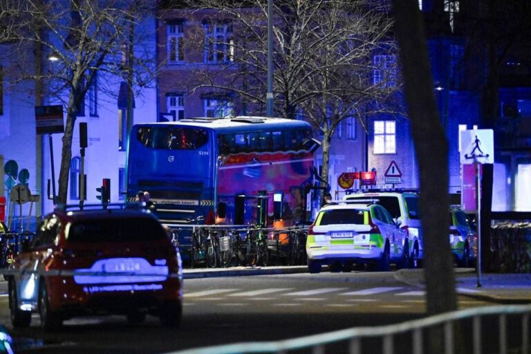 Stoccolma, autobus travolge persone alla fermata: 2 morti e 5 feriti. Arrestato l’autista