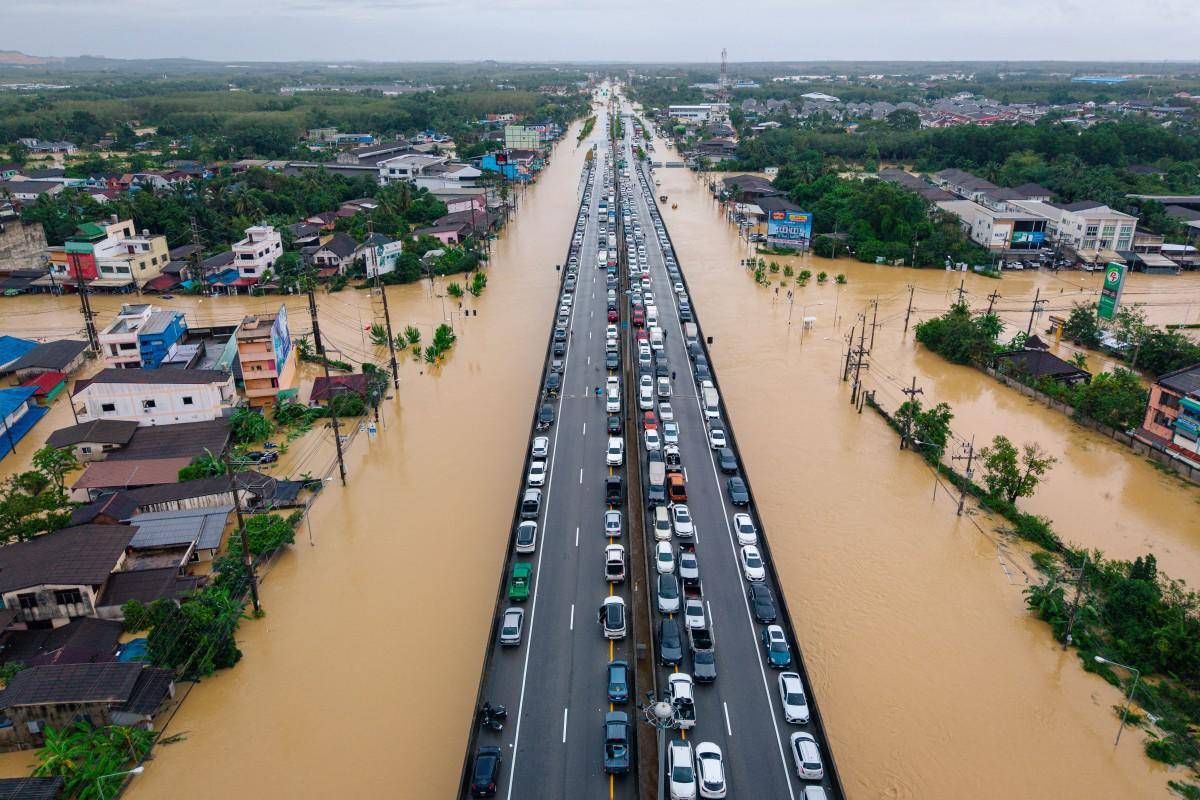 Thailandia e Indonesia travolte dal maltempo, devastata l’isola di Sumatra: decine di morti e dispersi