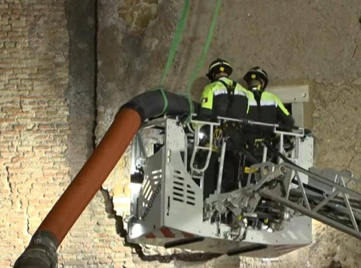 Torre dei Conti, parla l&rsquo;operaio scampato al crollo: &ldquo;Ho avuto paura, ora aspetto che salvino il mio collega&rdquo;