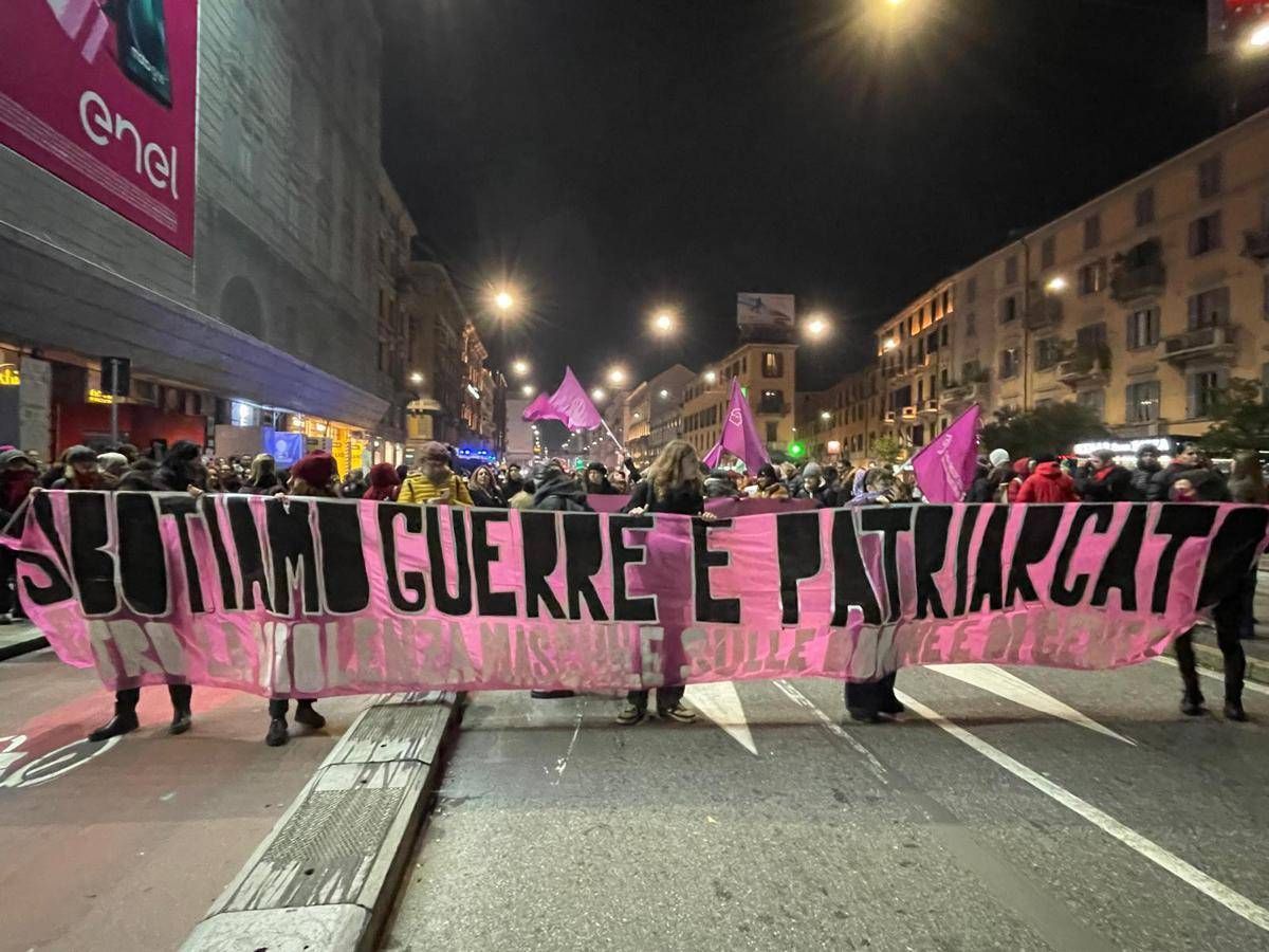 Violenza sulle donne, cortei a Milano e Torino con omaggio a Ornella Vanoni