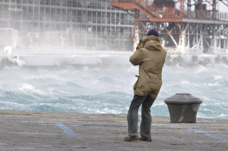 Allerta meteo rossa in Emilia Romagna, Bora fino a 100 km orari in Friuli Venezia Giulia