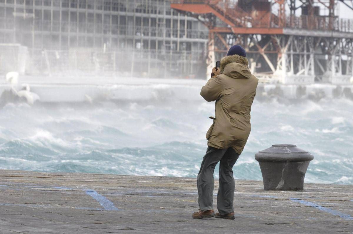Allerta meteo rossa in Emilia Romagna, Bora fino a 100 km orari in Friuli Venezia Giulia