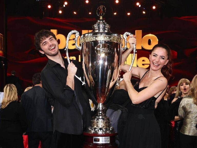 Andrea Delogu trionfa a Ballando con le stelle: “Grazie alla mia famiglia e al mio maestro Nikita”