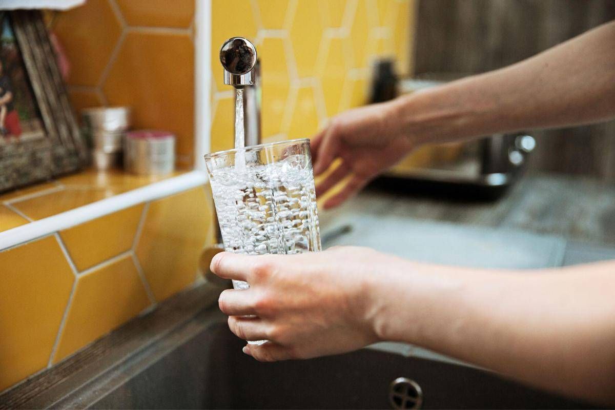 Bere 2 litri d’acqua al giorno per un cuore sano, cosa dice il medico