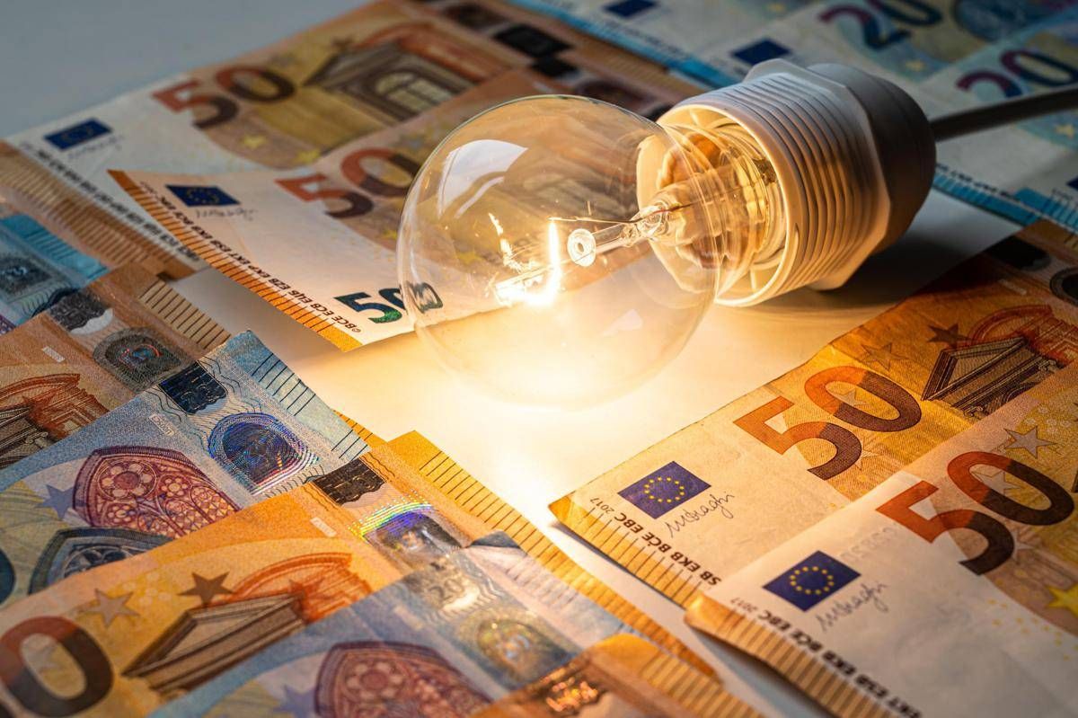 Bollette della luce, in arrivo il bonus di 55 euro contro il caro energia