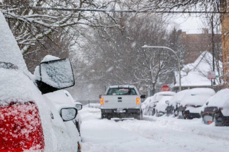 Camionista ignora segnali, segue Gps e rimane bloccato nella neve: niente cenone di Natale