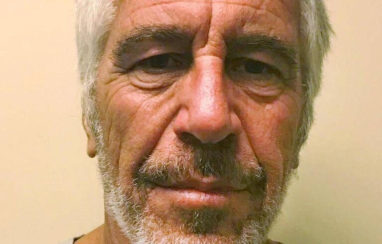 Caso Epstein, diffuse nuove immagini con Trump, Bannon, Clinton e Gates
