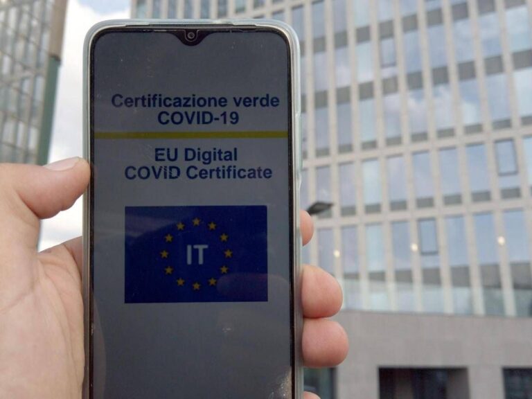 Covid, Consulta: “Infondate questioni legittimità obbligo vaccino e Green pass”