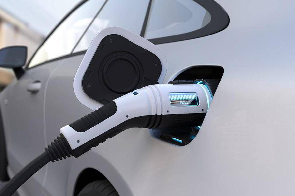 Energia, cambiano abitudini consumo: Arera proroga sperimentazione per la ricarica dei veicoli notturna e festiva