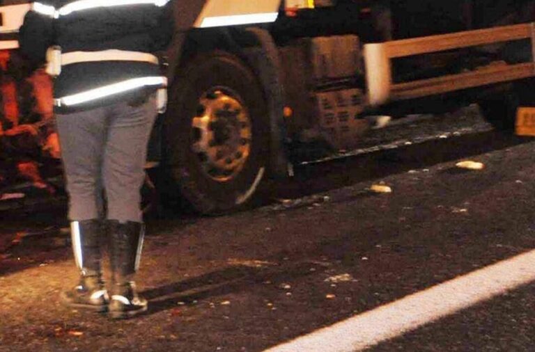 Genova, tir investe pedone e lo uccide trascinandolo per un chilometro