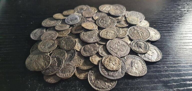 Il tesoro romano scoperto in Francia, decine di migliaia di monete di 1800 anni fa