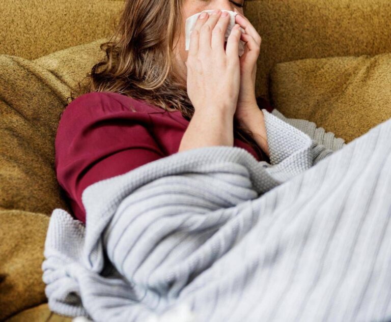 Influenza, l’allarme di Pregliasco: “A Natale oltre un milione casi, picco dopo le feste”