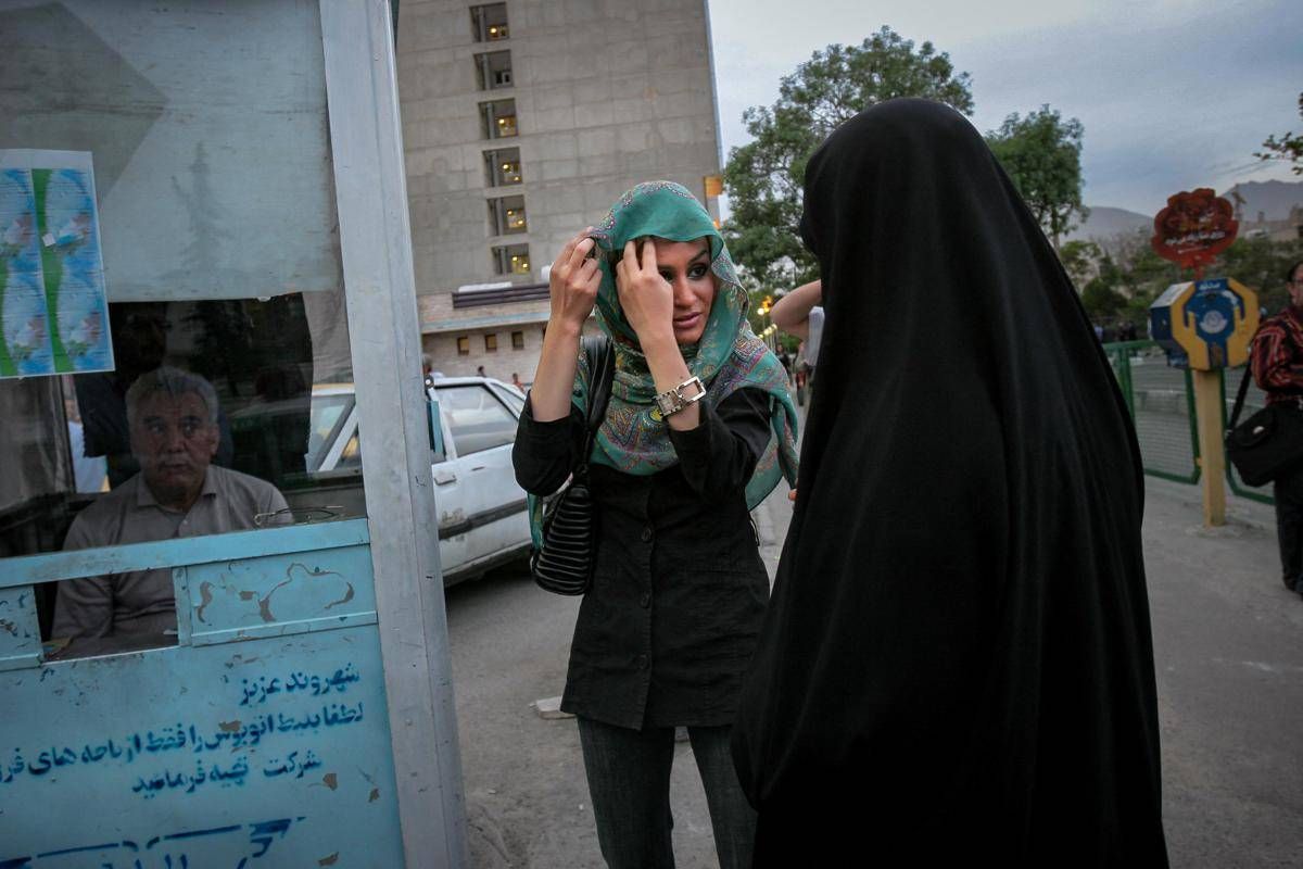 Iran, donne corrono la maratona senza velo: per gli organizzatori scatta il “procedimento penale”