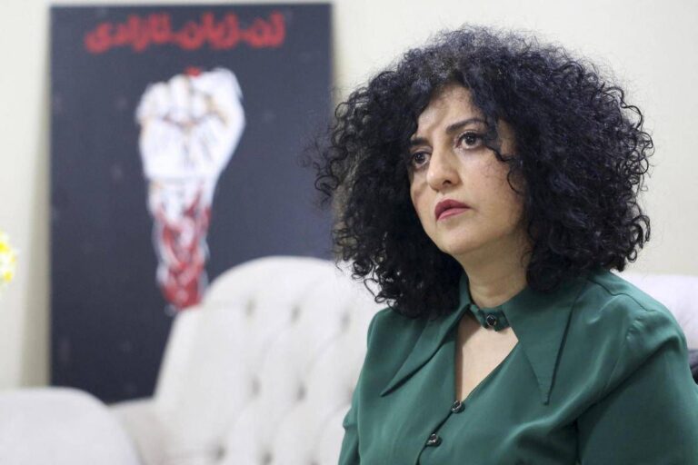 Iran, il marito di Narges Mohammadi: “Temo per lei, attacco Usa renderebbe la repressione più brutale”