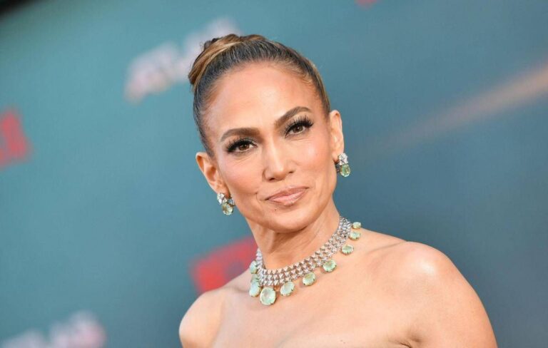 Jennifer Lopez e gli auguri di Natale, il selfie non ‘convince’