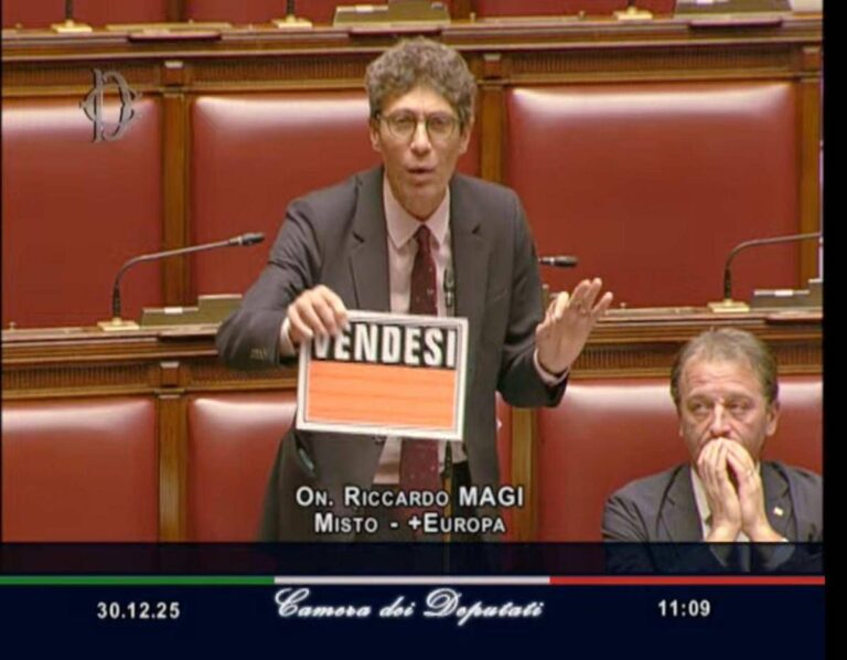 Manovra, Magi con cartello ‘vendesi’ in Aula: “Democrazia parlamentare sta marcendo”