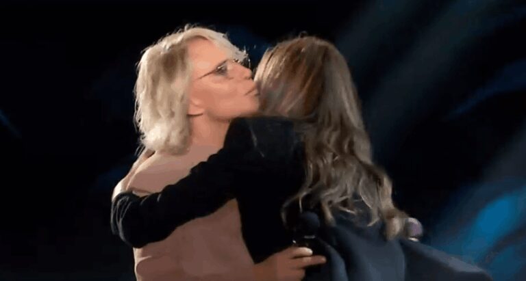 Maria De Filippi ricorda Costanzo a Belve e si commuove: “Gli chiederei se ha sofferto…”