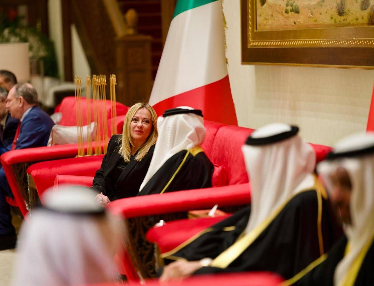 Meloni in Bahrein, l’incontro con il re Al-Khalifa: focus su Medio Oriente e Ucraina