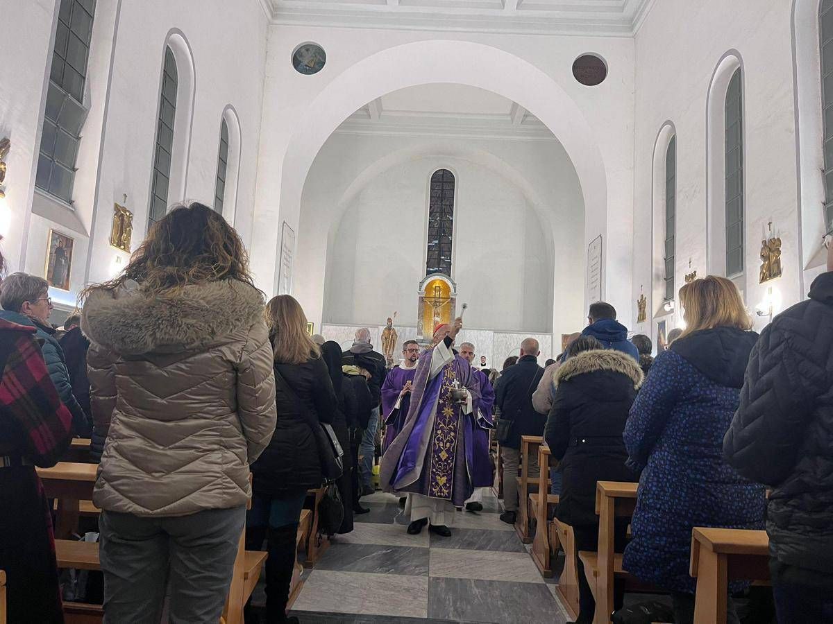 Messa di riparazione nella chiesa profanata a Ostia, cardinale Reina: “Feriti ma ne usciremo più forti”