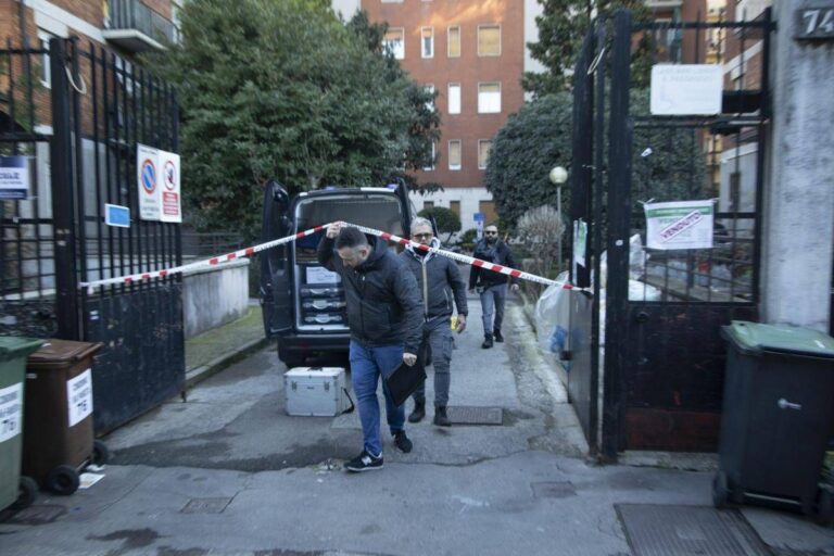 Milano, giovane donna trovata morta in cortile
