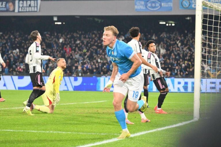 Napoli-Juve 2-1, doppietta di Hojlund e Conte è primo – Rivivi il match