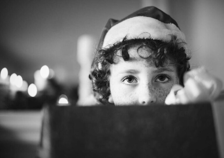 Natale, doni ai bimbi a mezzanotte? La pediatra: “Meglio scartarli il mattino dopo, ecco perché”