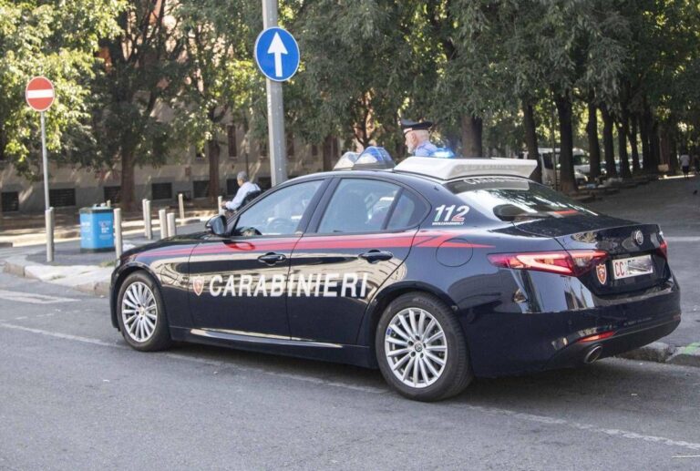 Omicidio-suicidio a Firenze, “lui ha ucciso la moglie e poi si è tolto la vita”: le indagini