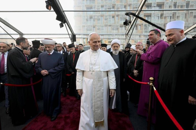 Papa, ultimo giorno in Libano: visita all’ospedale psichiatrico e poi al porto di Beirut
