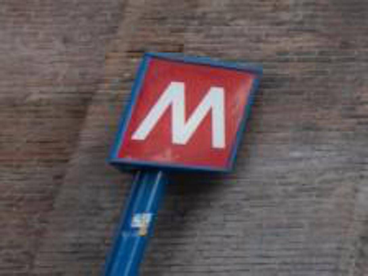 Roma, ragazza denuncia: “Violentata fuori dalla metro”
